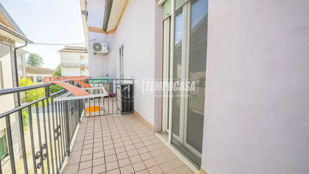 Balcony - Apartment with Balcony and Private Garden in Montecosaro