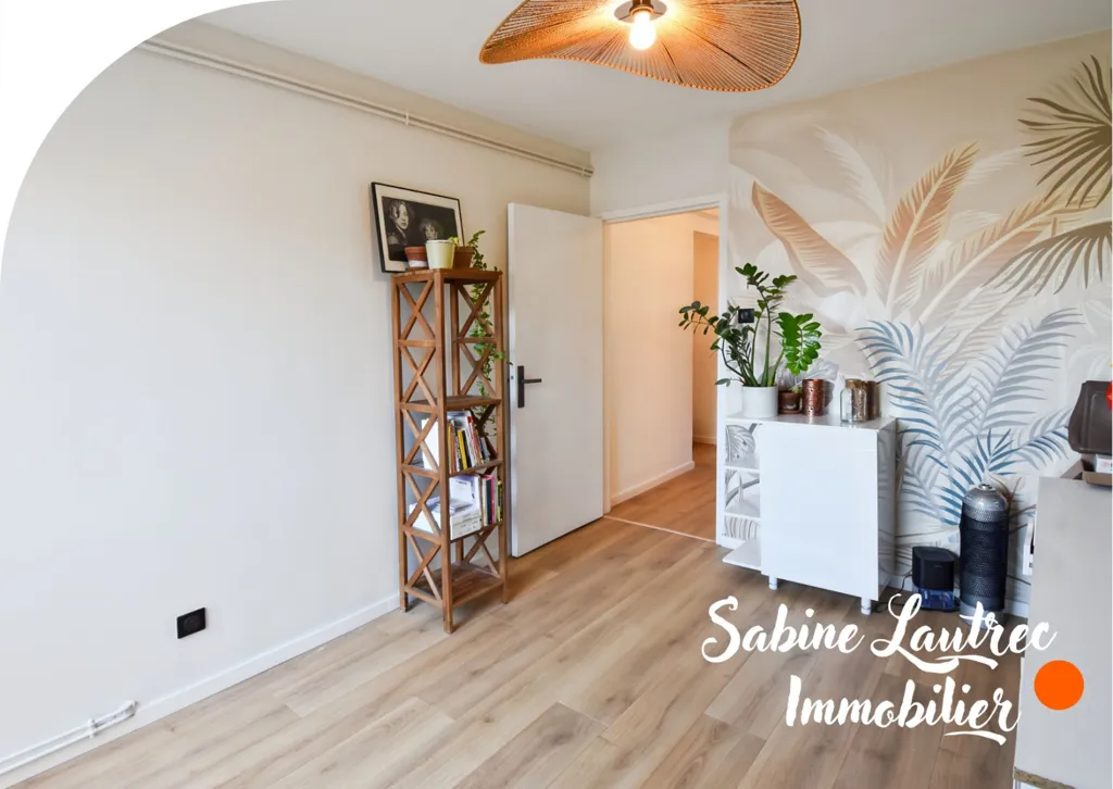 Living Room - 5-Piece Apartment with Balcony in Toulouse