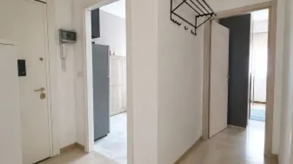 Entrée - Trilocale with Balcony in Grigioni, Milan