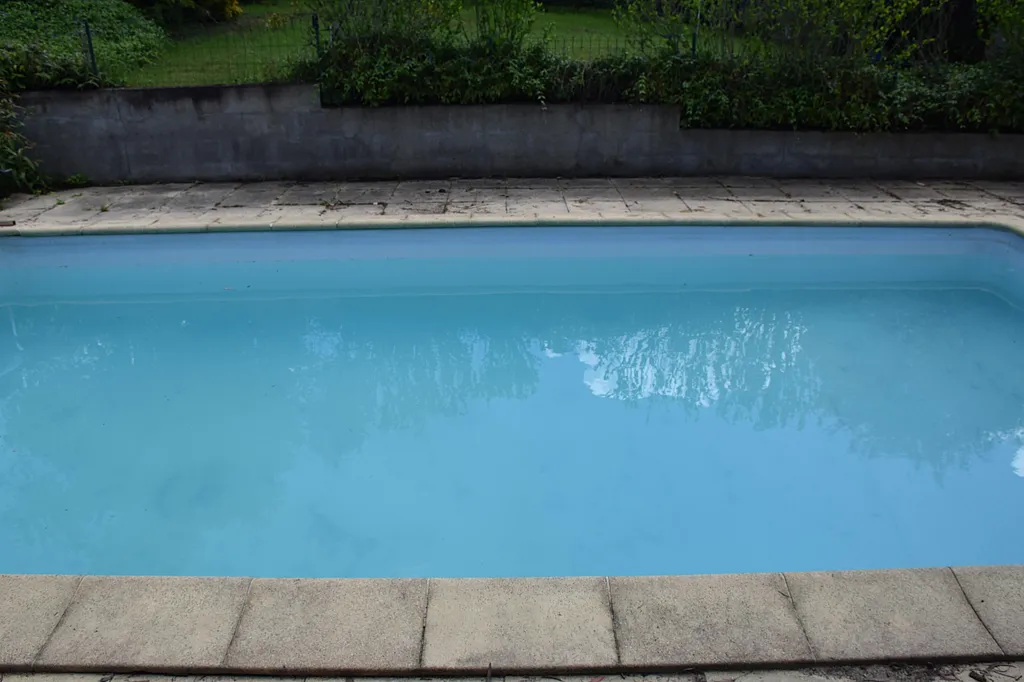 Piscine - Terrain Constructible avec Piscine à Chambœuf
