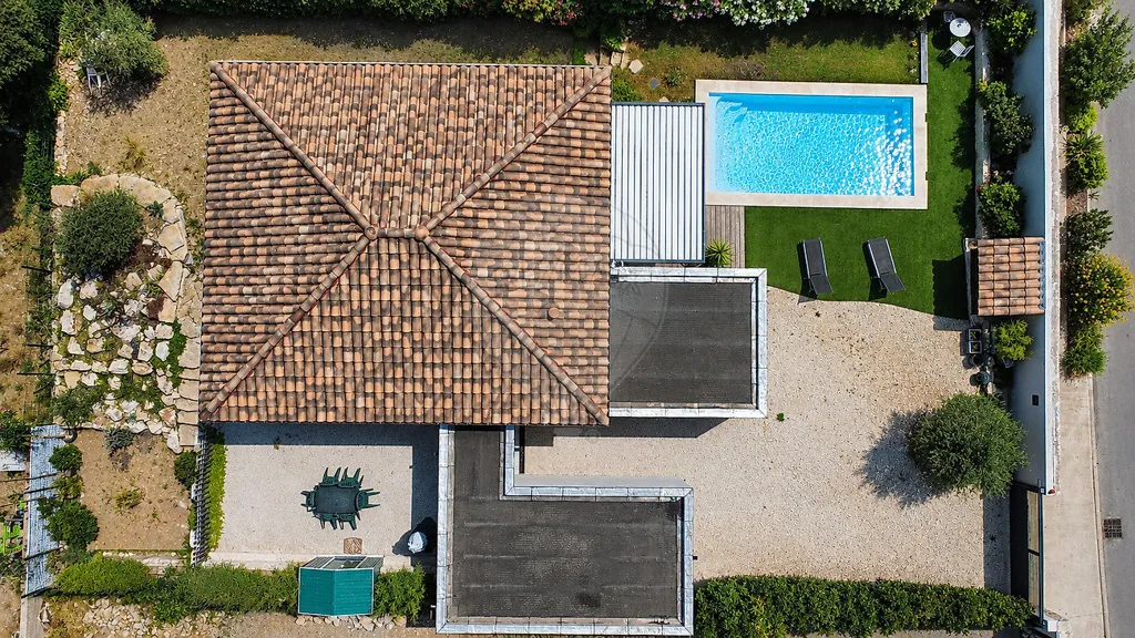 Vue aérienne - Villa Contemporaine avec Piscine à Proximité des Commodités