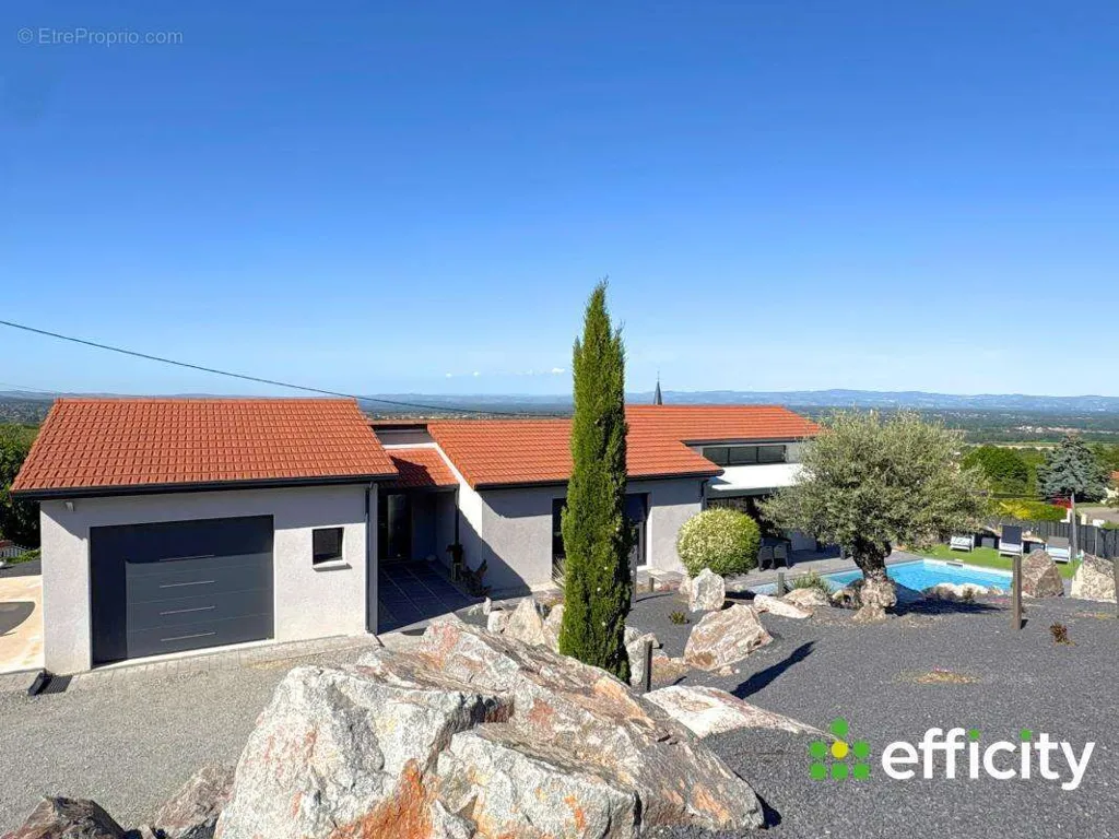 Extérieur - Villa Contemporaine avec Piscine à Montbrison