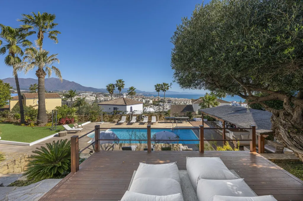 Piscine - Refurbished Villa with Sea Views in La Duquesa