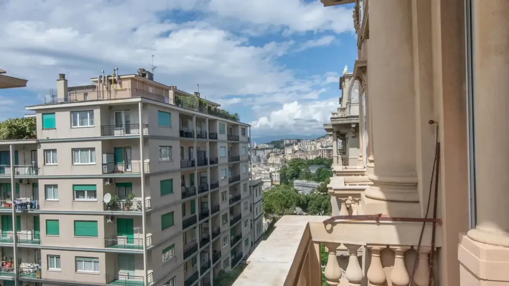 Rõdu - Period Apartment with Balcony in Genoa