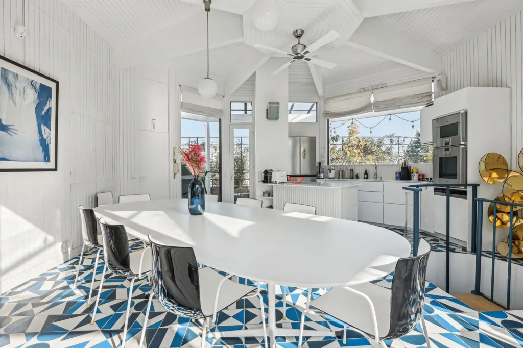 Söögituba - Renovated Duplex with Terrace in Saint James