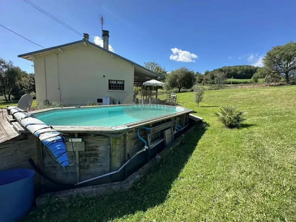 Piscina - Bright Villa with Pool in Quiet Location