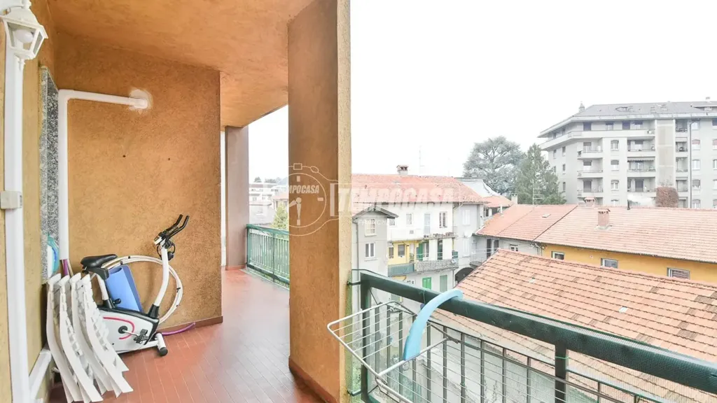 Balcon - Third Floor Flat with Balconies in Cantù
