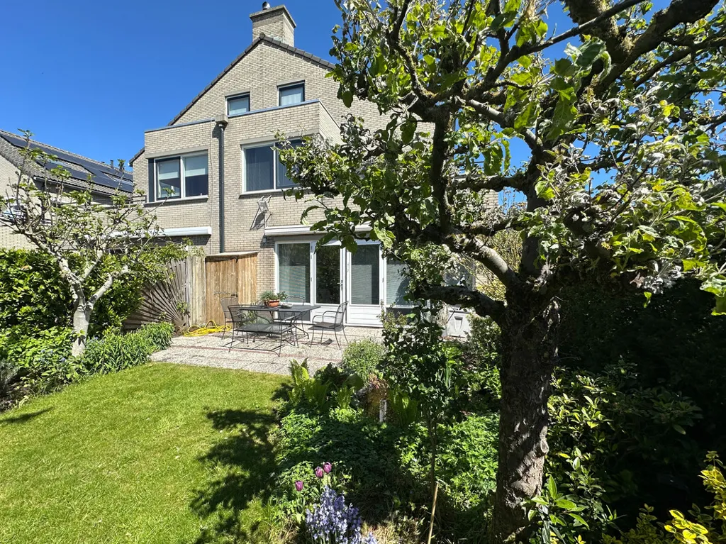 Jardin - Villa with Water View in Leidschendam