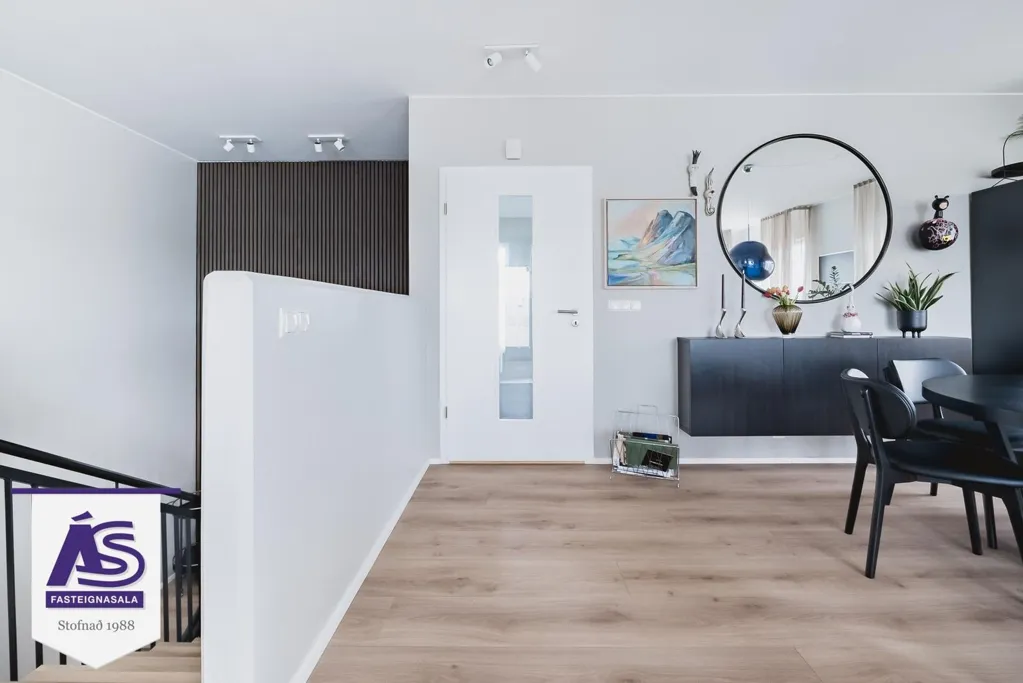 Sala da pranzo - Newly Built Duplex with Garden in Skarðshlíð