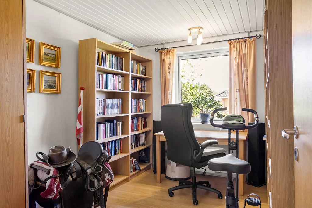 Bureau - Etage Villa with Garden in Bønnerup Strand