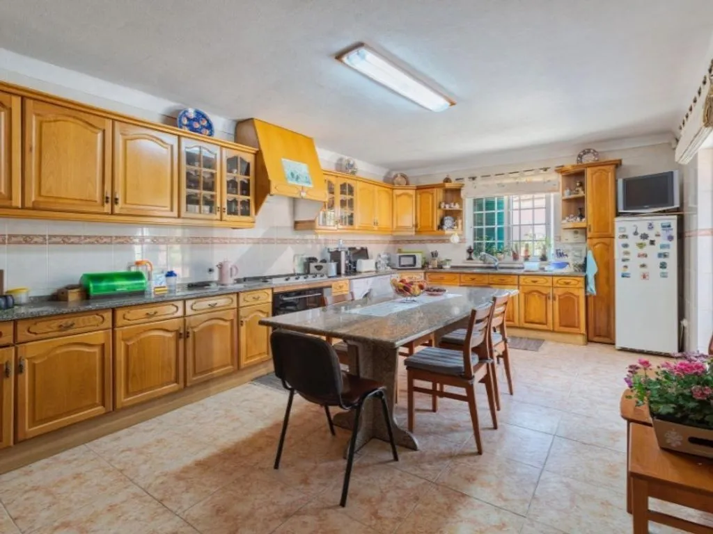 Cuisine - Luxury House with Multiple Units in Setúbal