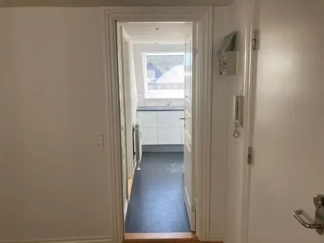 Hallway - 2-Bedroom Flat with Miele Kitchen in Central Location