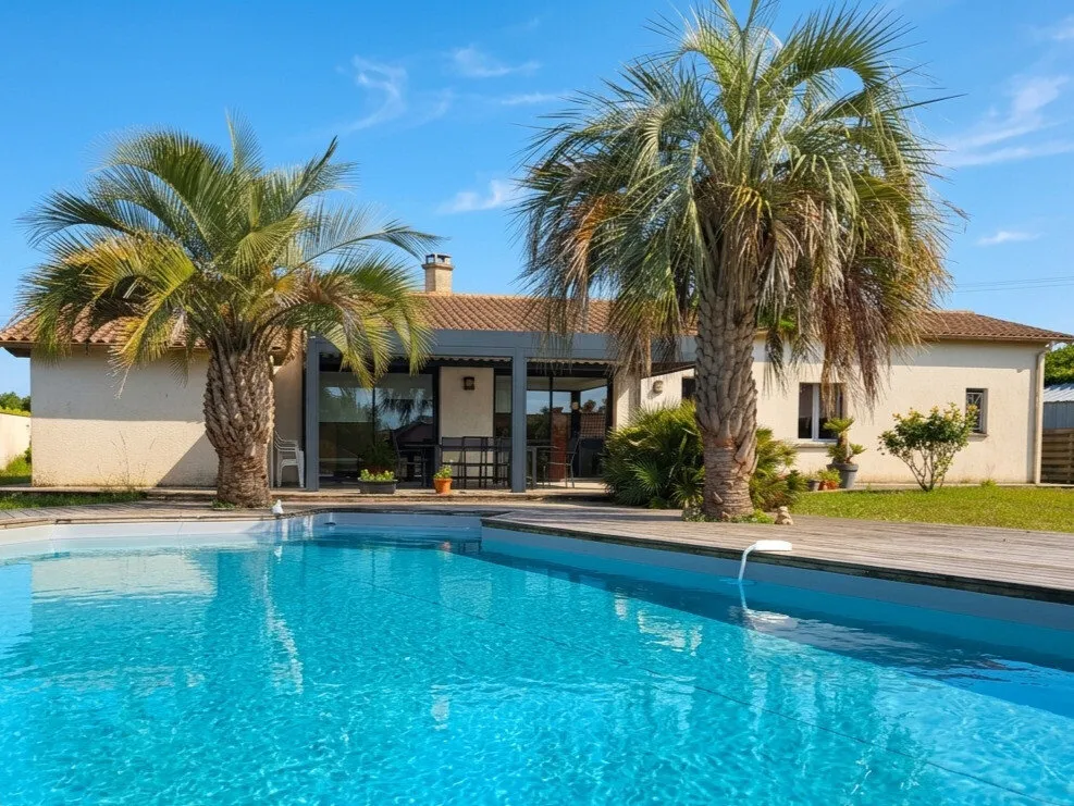 Piscine - Maison de Plain-Pied avec Piscine à Martillac