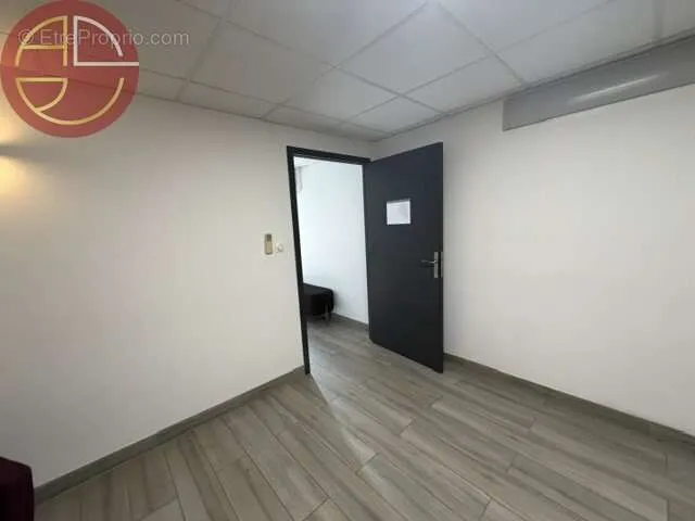 Esik - Commercial Space with Parking in Auterive