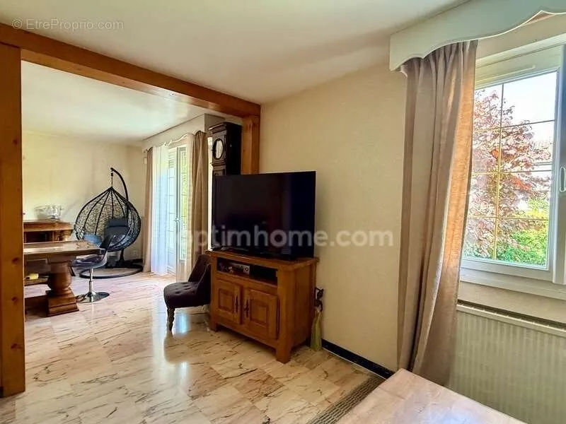 Elutuba - House with Full Basement and Garden in Nangis