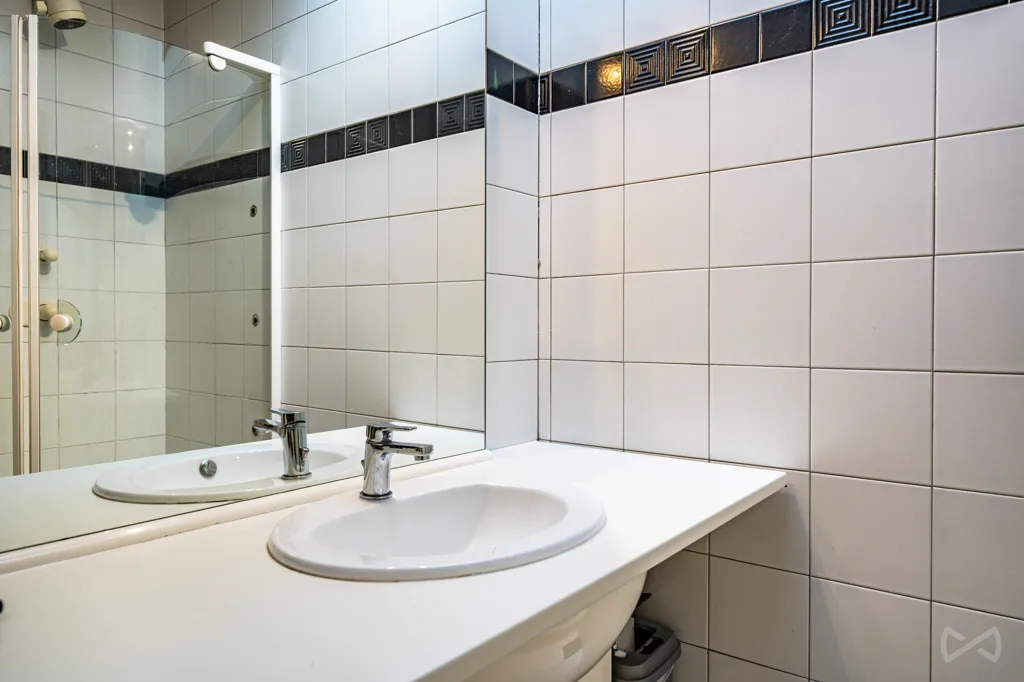 Salles de bain - Immeuble Duplex avec Jardin à Jette