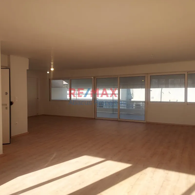 Elutuba - Office with Balcony in Piraeus Centre
