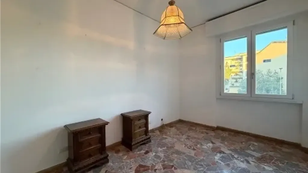 Toad - Partially Renovated Apartment with Balcony in Florence