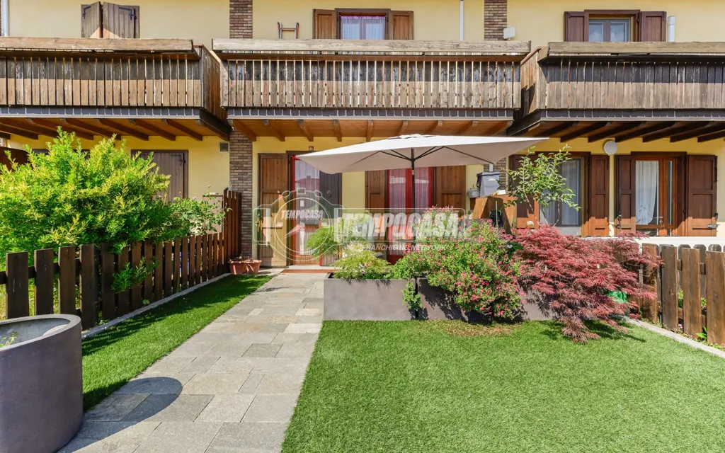 Aed - Terraced Villa with Private Garden in Levate