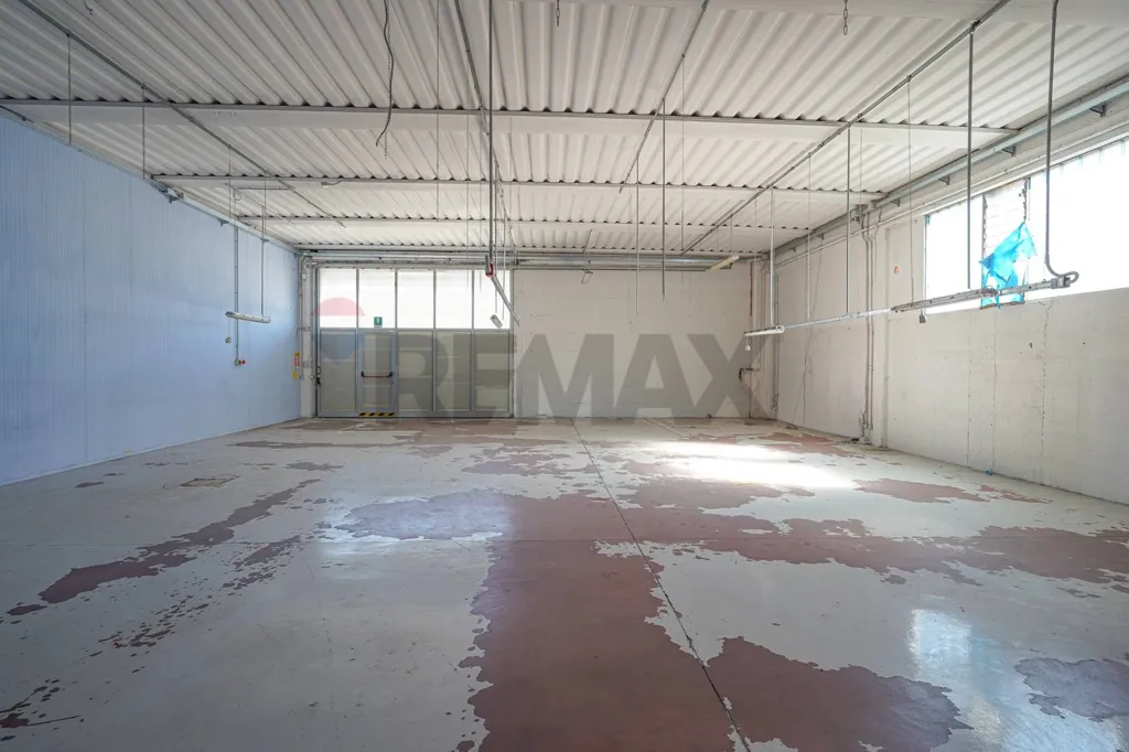 Garage - Industrial Warehouse with Private Piazza in Medolago