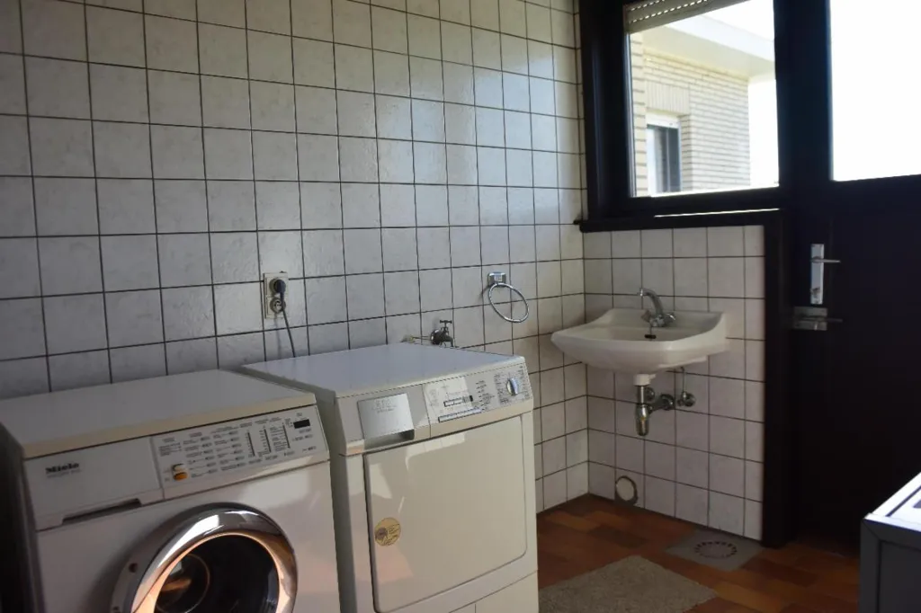 Buanderie - Villa avec Terrasse et 4 Façades à Proximité