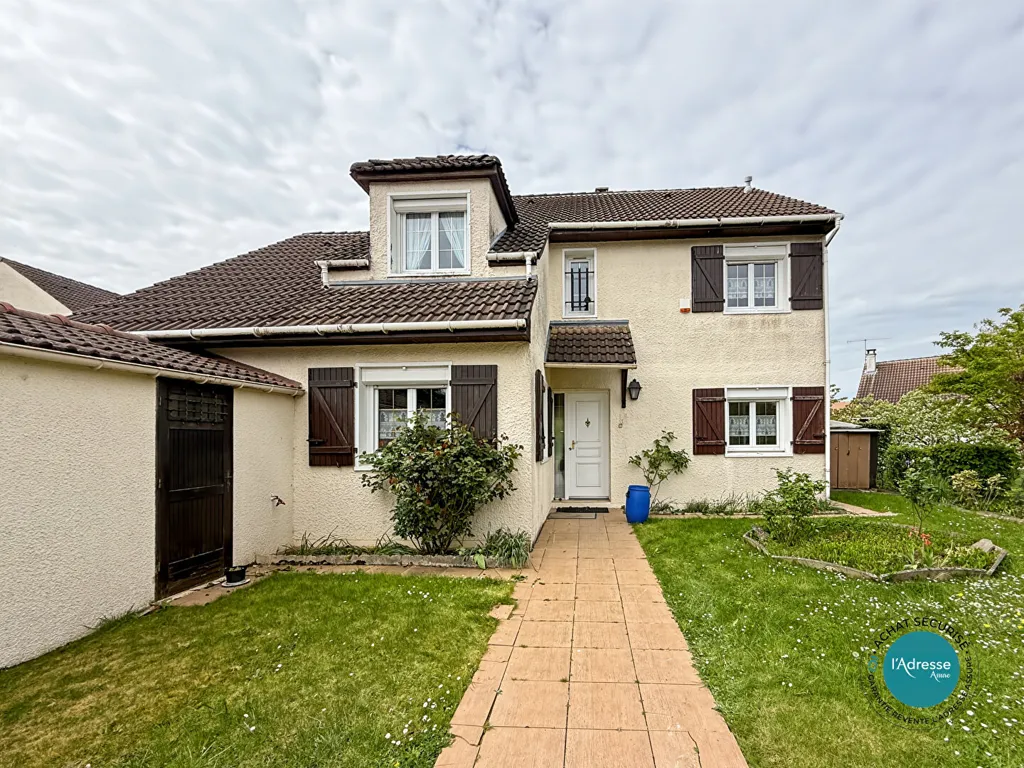 Extérieur - Maison aux Beaux Volumes avec Jardin à La Ferté-Alais