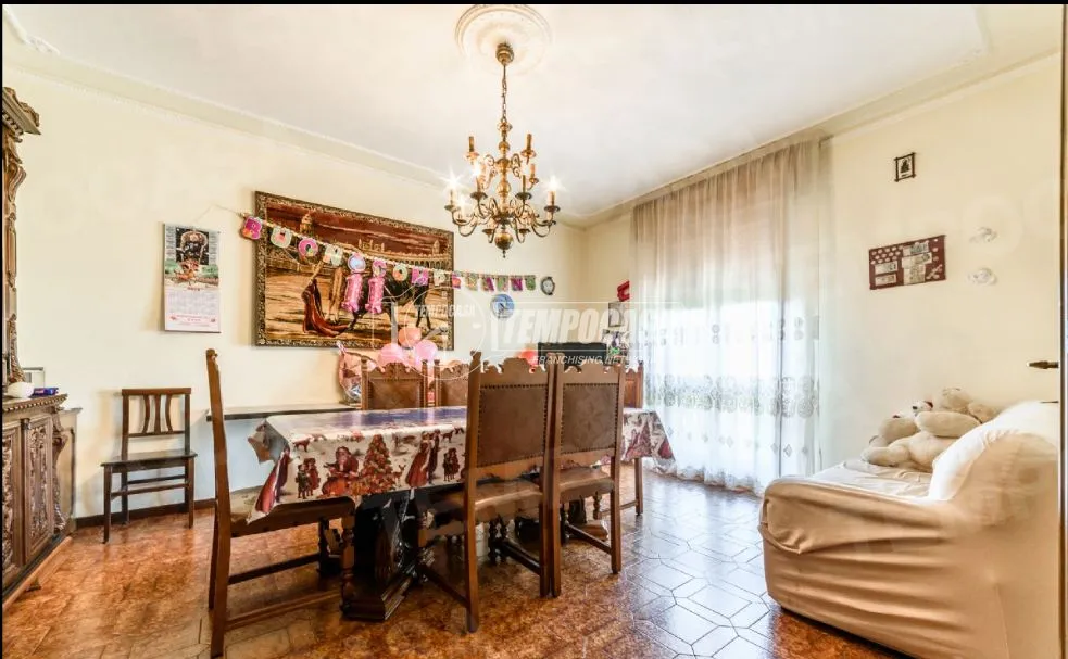 Sala da pranzo - Quadrilocale with Private Garden in Soliera