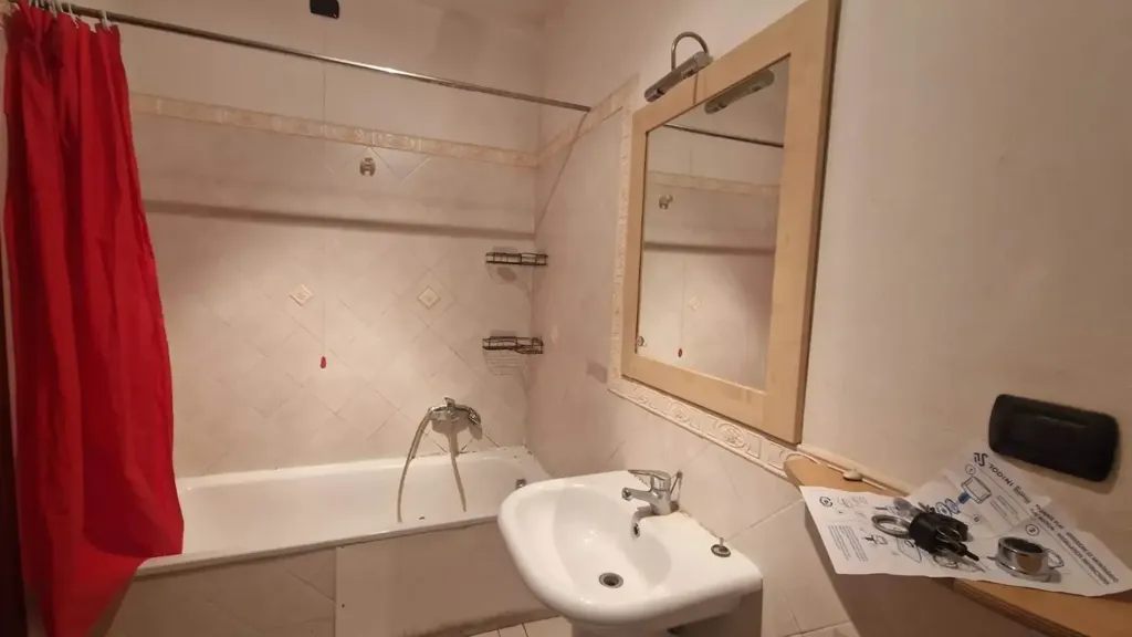 Salles de bain - Modern Flat with Balcony in Florence