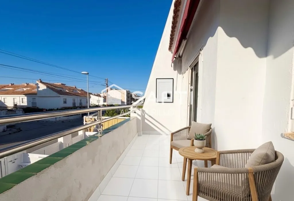 Rõdu - Renovated Corner House with Sea View in Cunit