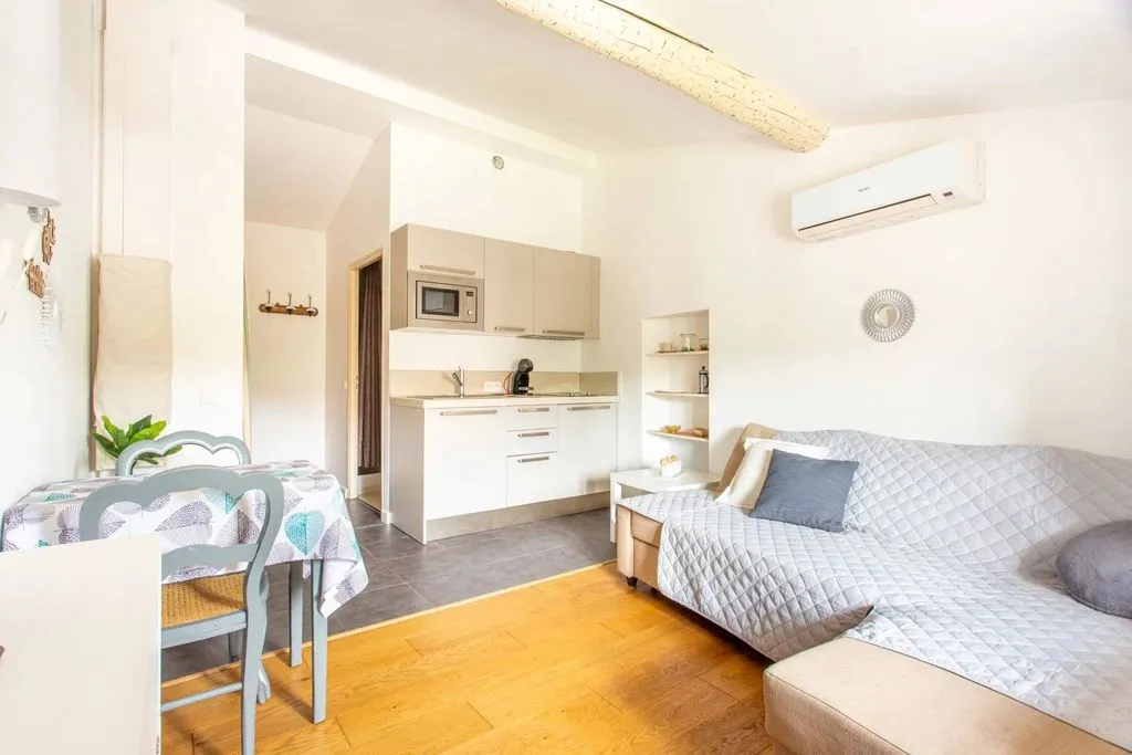 Séjour - Ensemble d'Appartements Rénovés à Antibes