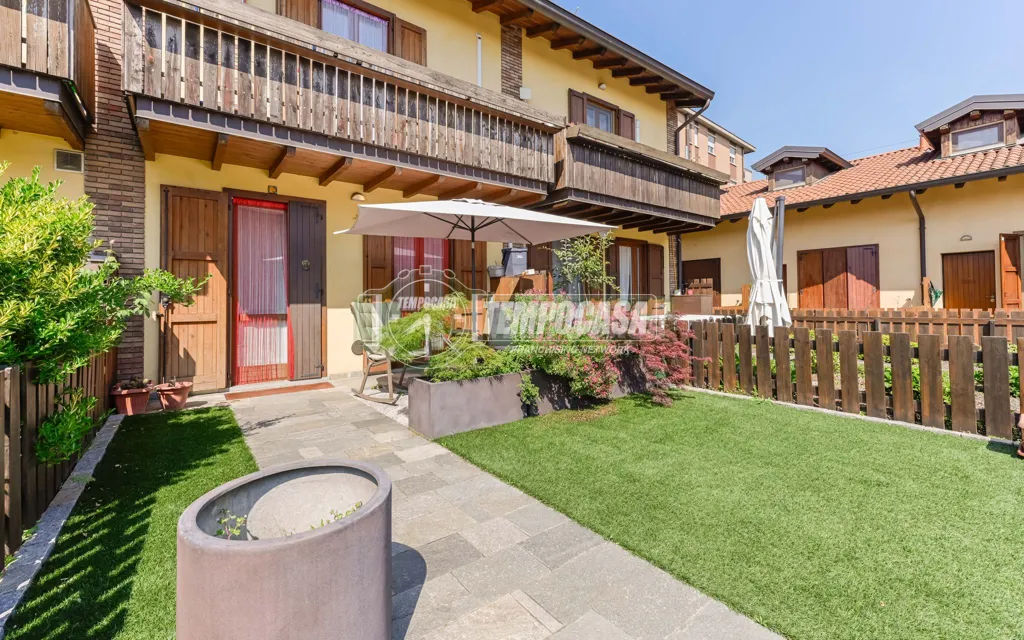 Aed - Terraced Villa with Private Garden in Levate