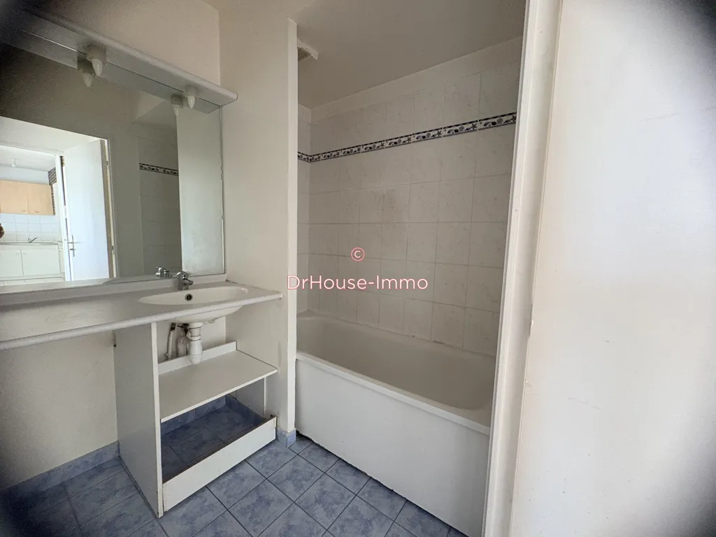 Bathrooms - Two-Bedroom Flat with Balcony in Mantes-la-Jolie