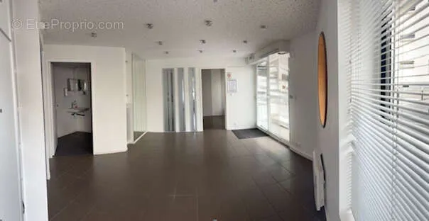 Entrée - Local Mixte avec Salle d'Archivage dans le Quartier Hauts-Pavés à Nantes
