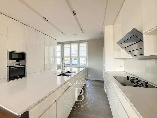 Cuisine - Appartement de Luxe avec Vue Tour Eiffel à Paris 7ᵉ