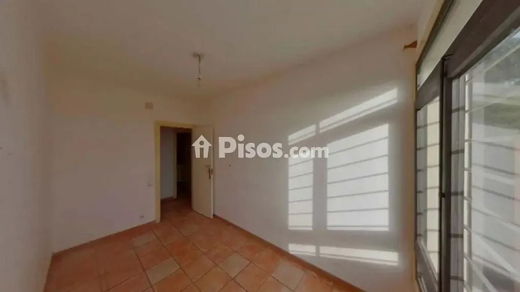 Esik - Three-Bedroom House near Blanes Beach