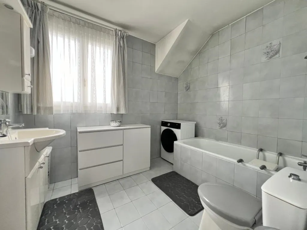 Salles de bain - Maison Familiale avec Terrasse à Chassieu