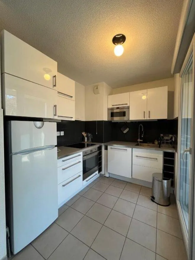 Cuisine - Appartement Meublé avec Balcon et Garages à Proximité de Grand Clément