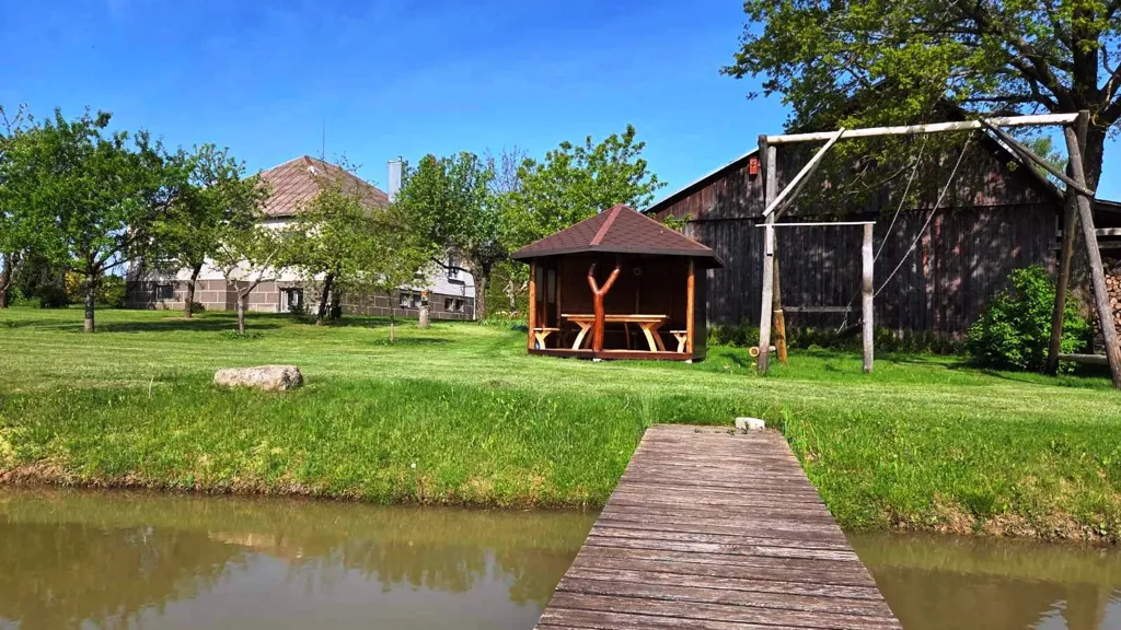 Aed - House with Garage and Garden in Radžiūnai