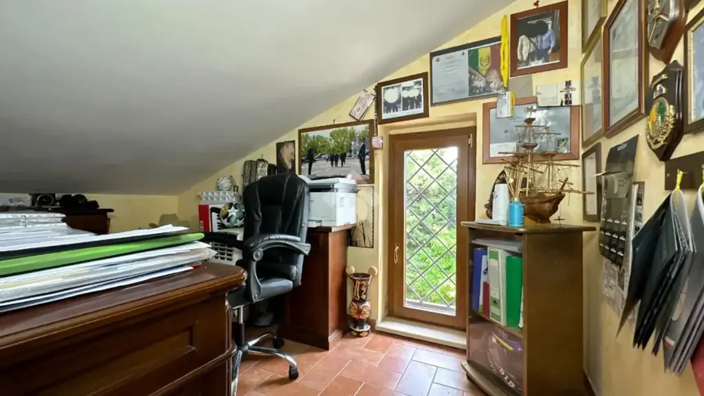 Bureau - 4-Room Apartment with Balcony in Monte Compatri