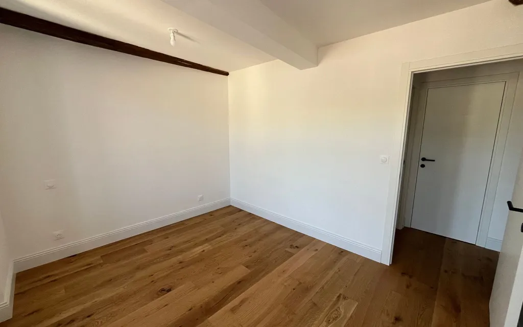 Rooms - Renovated Apartment with Balcony in Vienne