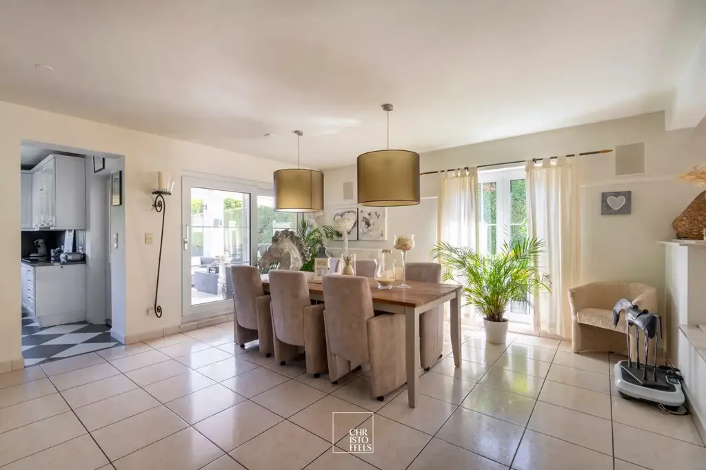 Salle à manger - Villa Charmante avec Jardin Sécurisé dans un Cadre Boisé