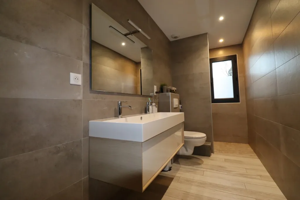 Salles de bain - Villa Contemporaine avec Piscine à Saint-Maurice de Lignon