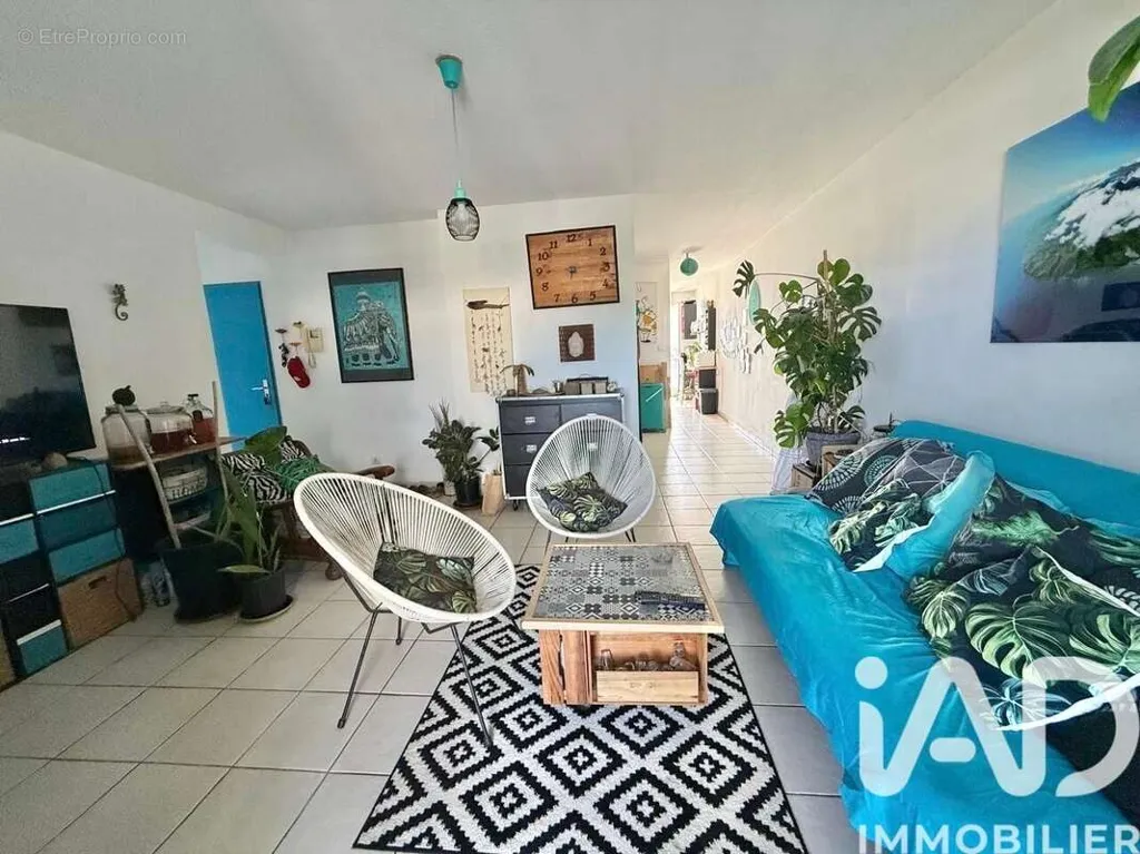 Living Room - T3 Apartment with Balcony in Saint-Denis