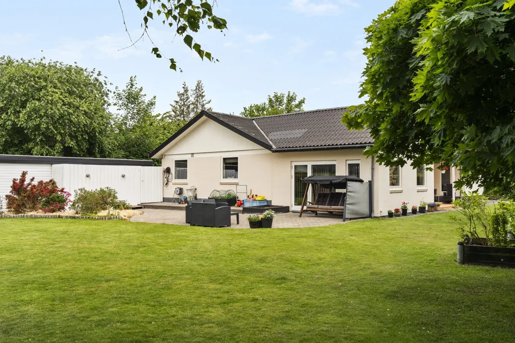 Jardin - Fenced Villa with Garden in Stenløse
