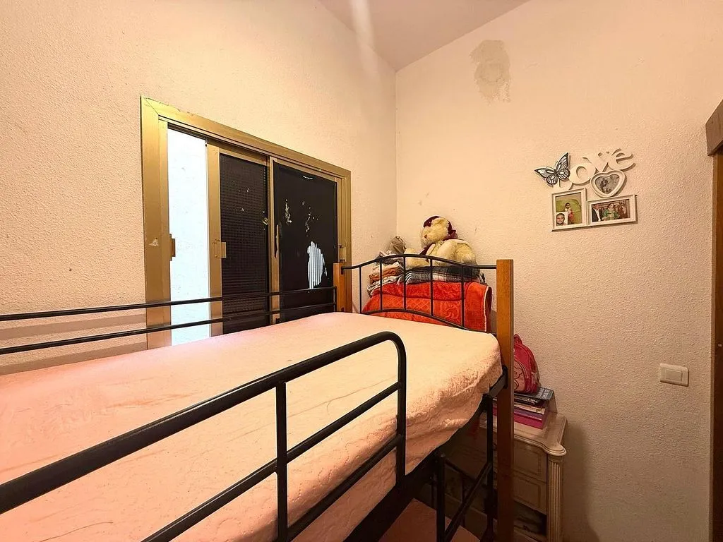 Chambres - 2-Bedroom Apartment with Potential in Luchana