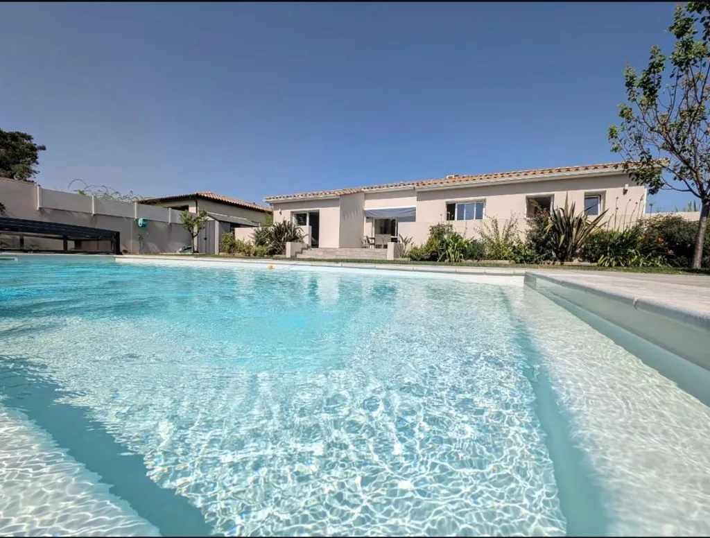 Bassein - Luxury Villa with Pool in Canet