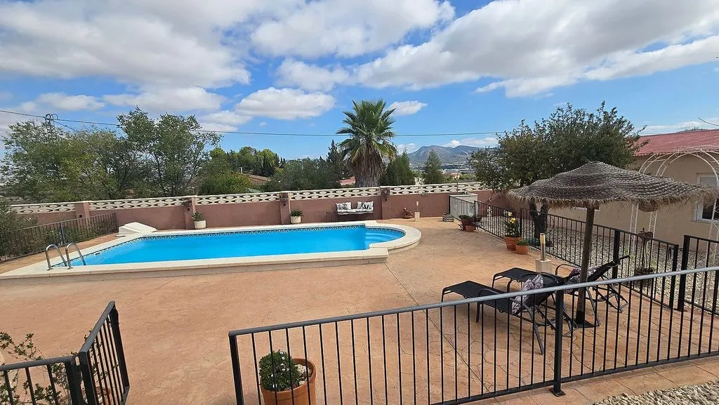 Piscine - Chalet with Pool and Terrace in Sax