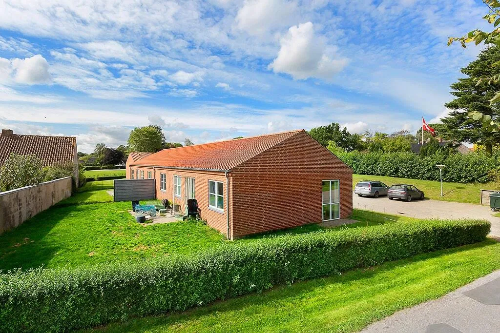 Aed - Two-Bedroom Apartment with Garden in Ørsted