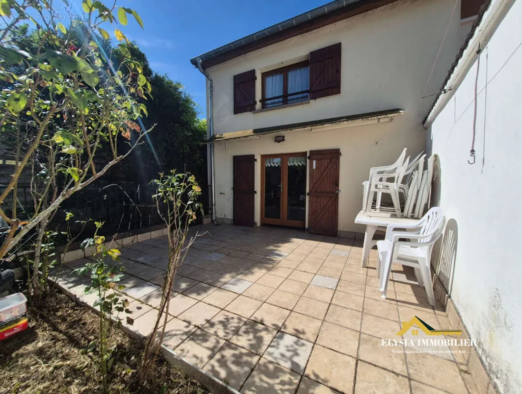 Terrasse - Maison à Conforter avec Jardin à Pagny-sur-Moselle