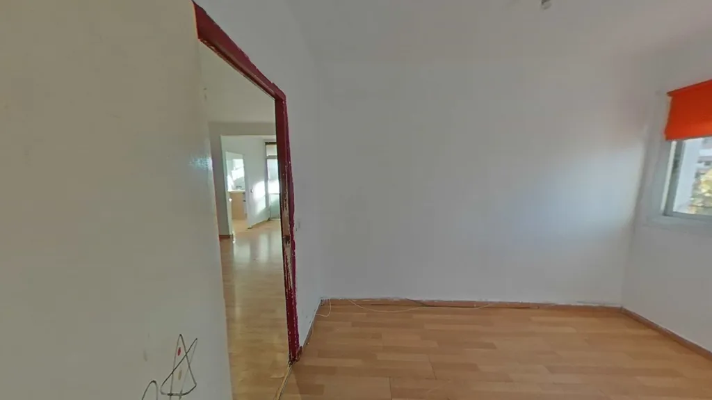 Pièces - Flat with Parquet Floors in Badalona